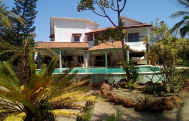 Nianing – Villa d’architecte de 300 m2 habitables et sa piscine originale à vendre