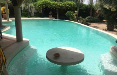 Nianing – Villa d’architecte de 300 m2 habitables et sa piscine originale à vendre