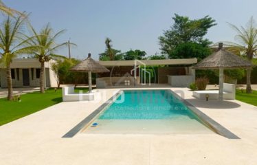 Ngaparou – Villa plain-pied de standing avec piscine à louer (location longue durée).