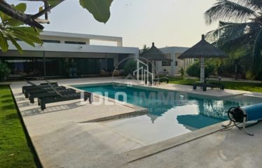 Nguérigne/Sinthiane – Villa standing plain-pied 4 chambres avec piscine à vendre.