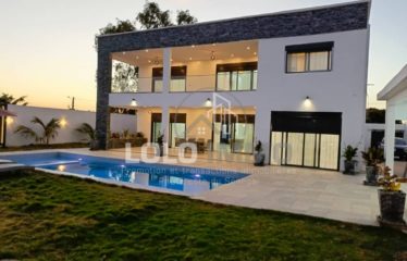 Ngaparou – Villa contemporaine de standing en R+1 avec piscine à vendre.