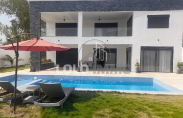 Ngaparou – Villa contemporaine de standing en R+1 avec piscine à vendre.