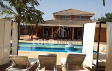 Saly – Villa 3 chambres et son studio indépendant en résidence avec piscine à vendre