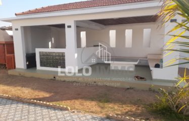 NGUERIGNE/Sinthiane : Villa contemporaine plain pied avec piscine à vendre