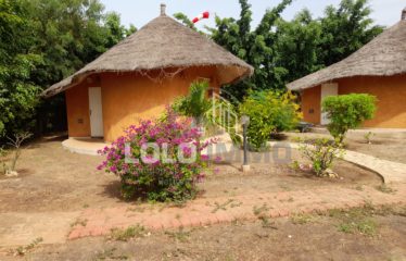 Saly – Lot de 5 bungalows et une case privative sur un terrain de 1 904 m2 à vendre.