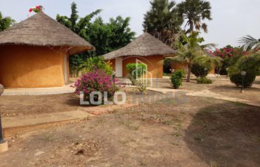 Saly – Lot de 5 bungalows et une case privative sur un terrain de 1 904 m2 à vendre.