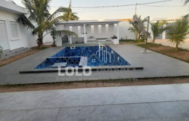 Nguérigne/Sinthiane – Villa contemporaine R+1 avec piscine à vendre.